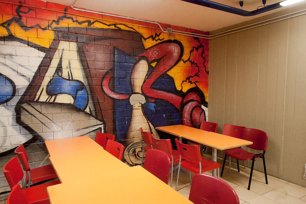 Coffe To tavoli con murales